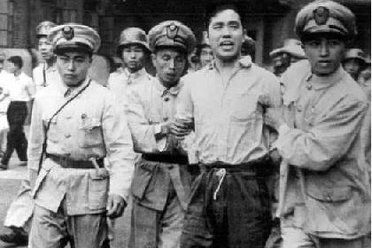 然坚持传递情报：我可以招先让我见我哥哥凯发k8国际娱乐首选奉命潜伏被抓捕后依(图11)